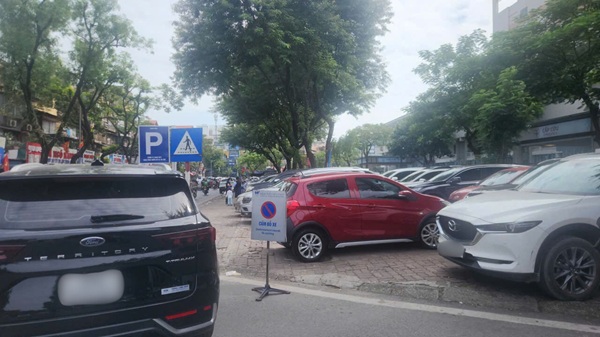 Khu vực trước cổng Bệnh viện Việt Pháp luôn trong tình trạng quá tải chỗ gửi xe. Ảnh: Minh Hạnh